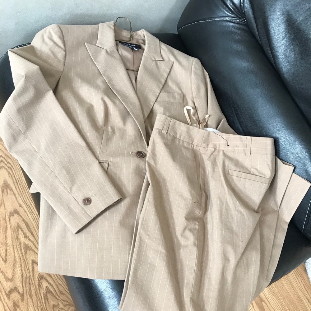 Jones New York tan/camel striped pant suit size 8
